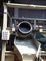 Mechanism for unloading of finished products by rollover with pneumatic clamp